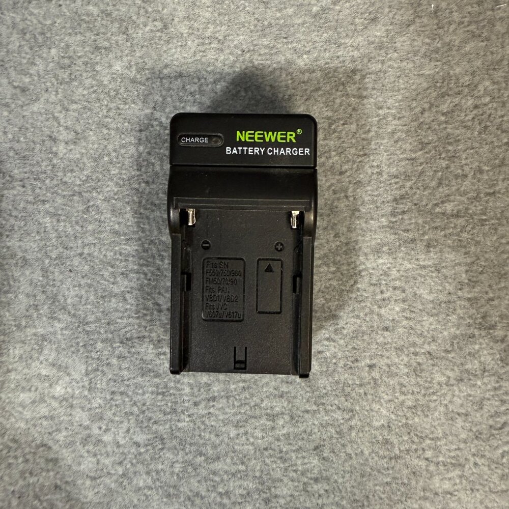 NEEWER CN-216 LED Dimmable Ultra Power Light( Set of 2) with batteries & charger - Picture 3 of 4